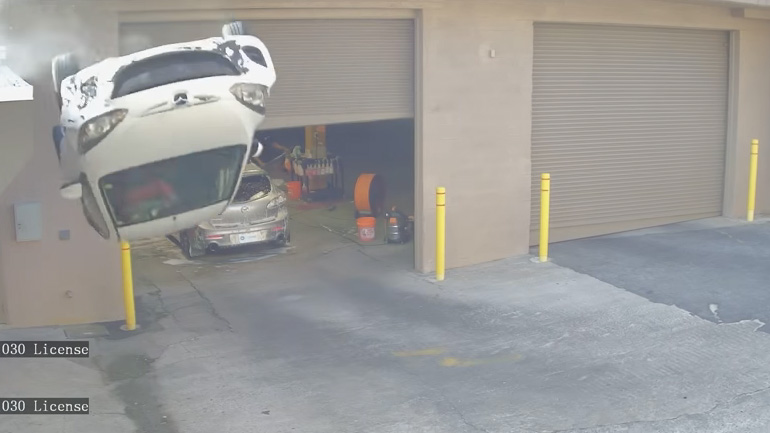 Αυτοκίνητο πέφτει από τον ουρανό!